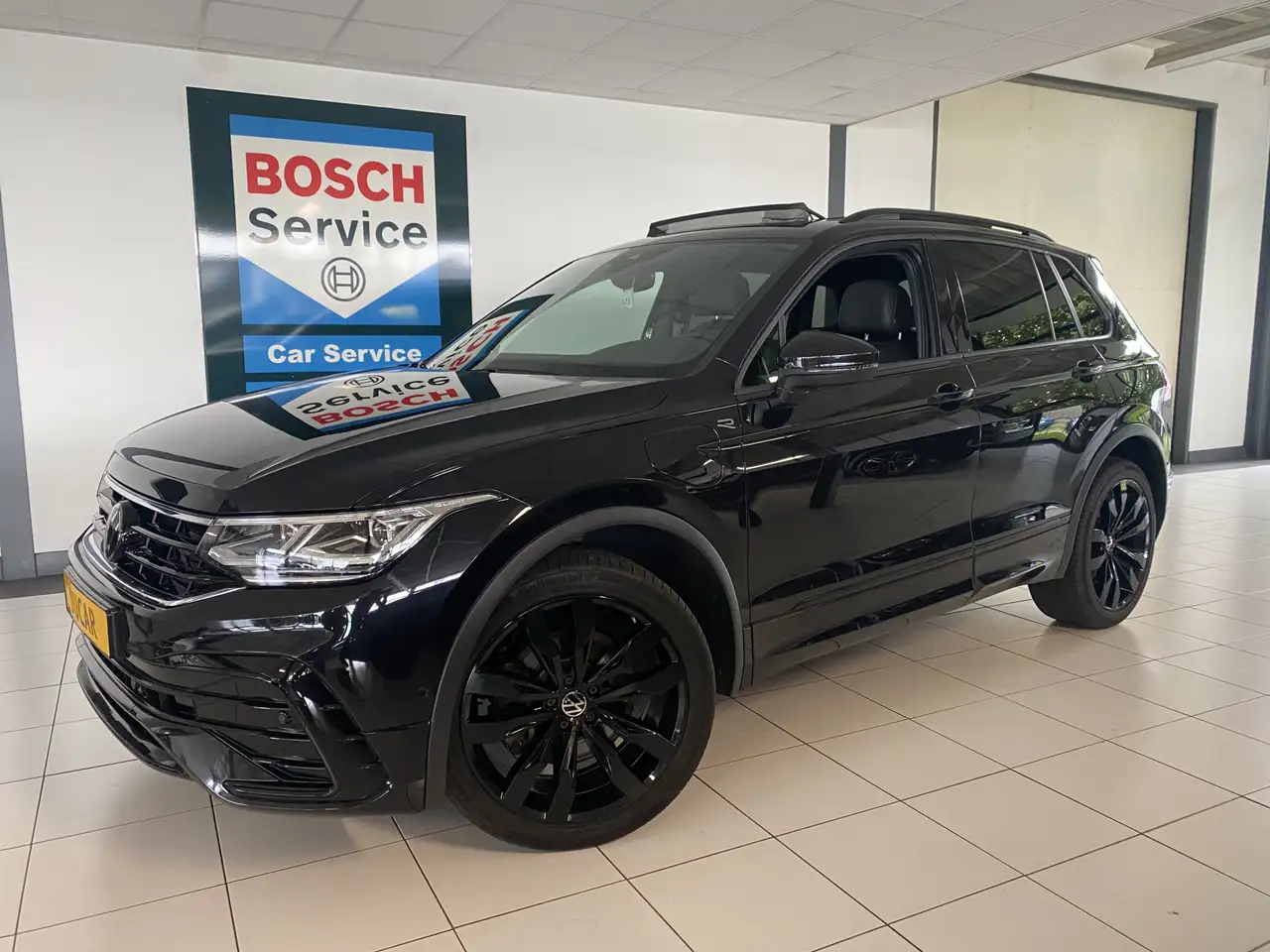 Volkswagen Tiguan 1.4 TSI eHybrid R-Line Business+Black style Panora — photo 1 of 15