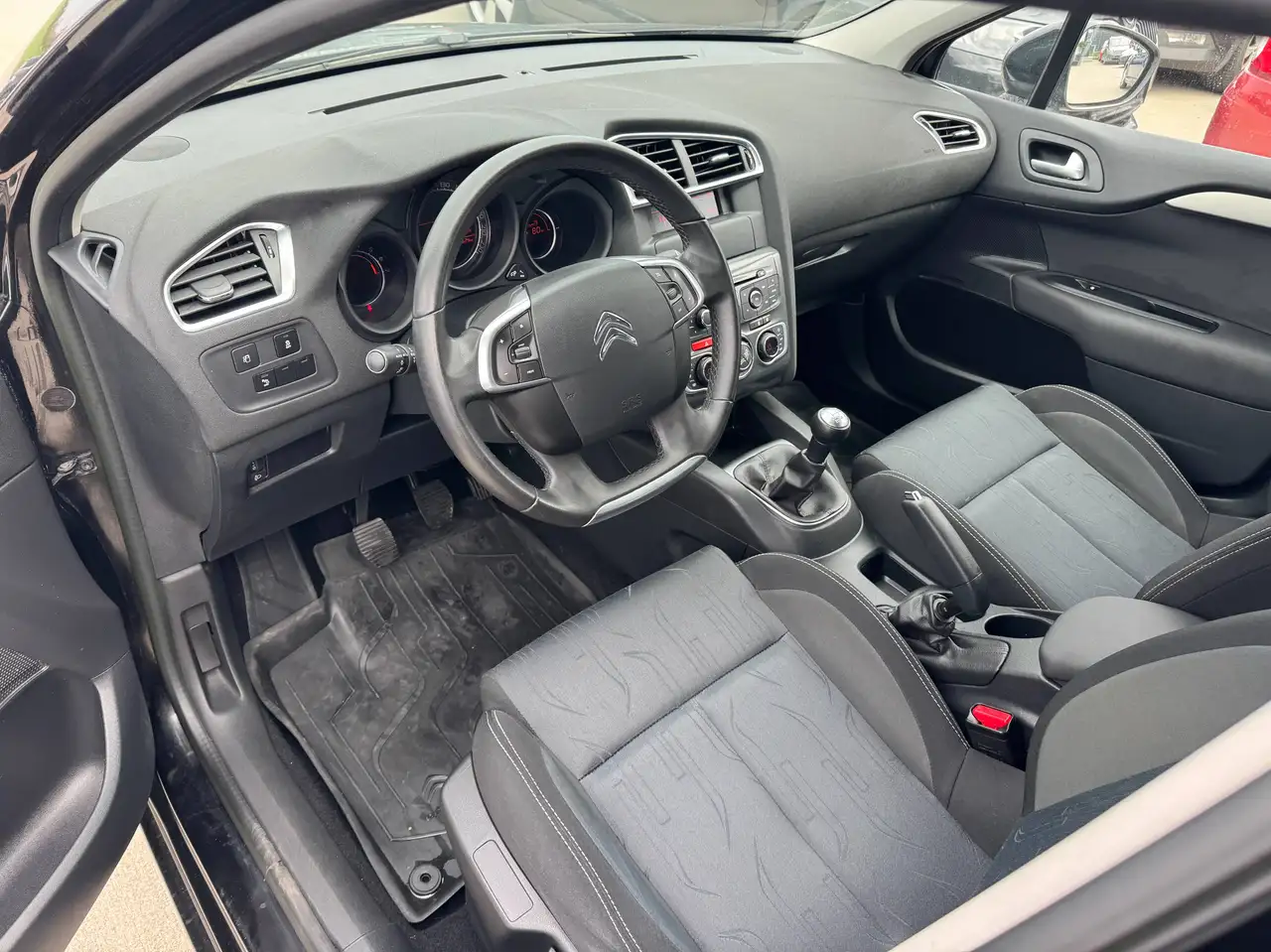 2012 Citroen C4 Tendance, photograph 11
