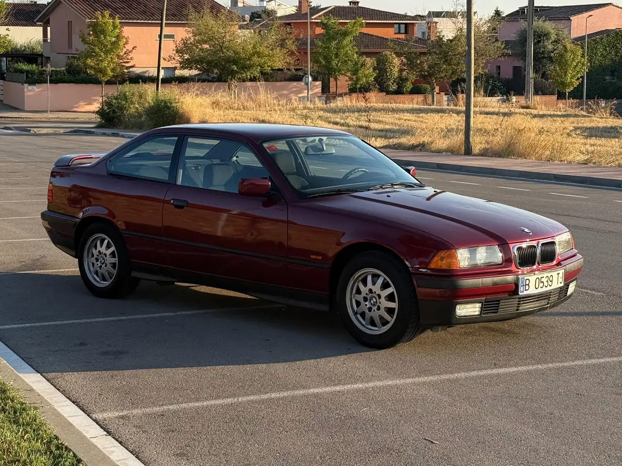 BMW 320 320i Coupé — photo 1 of 18
