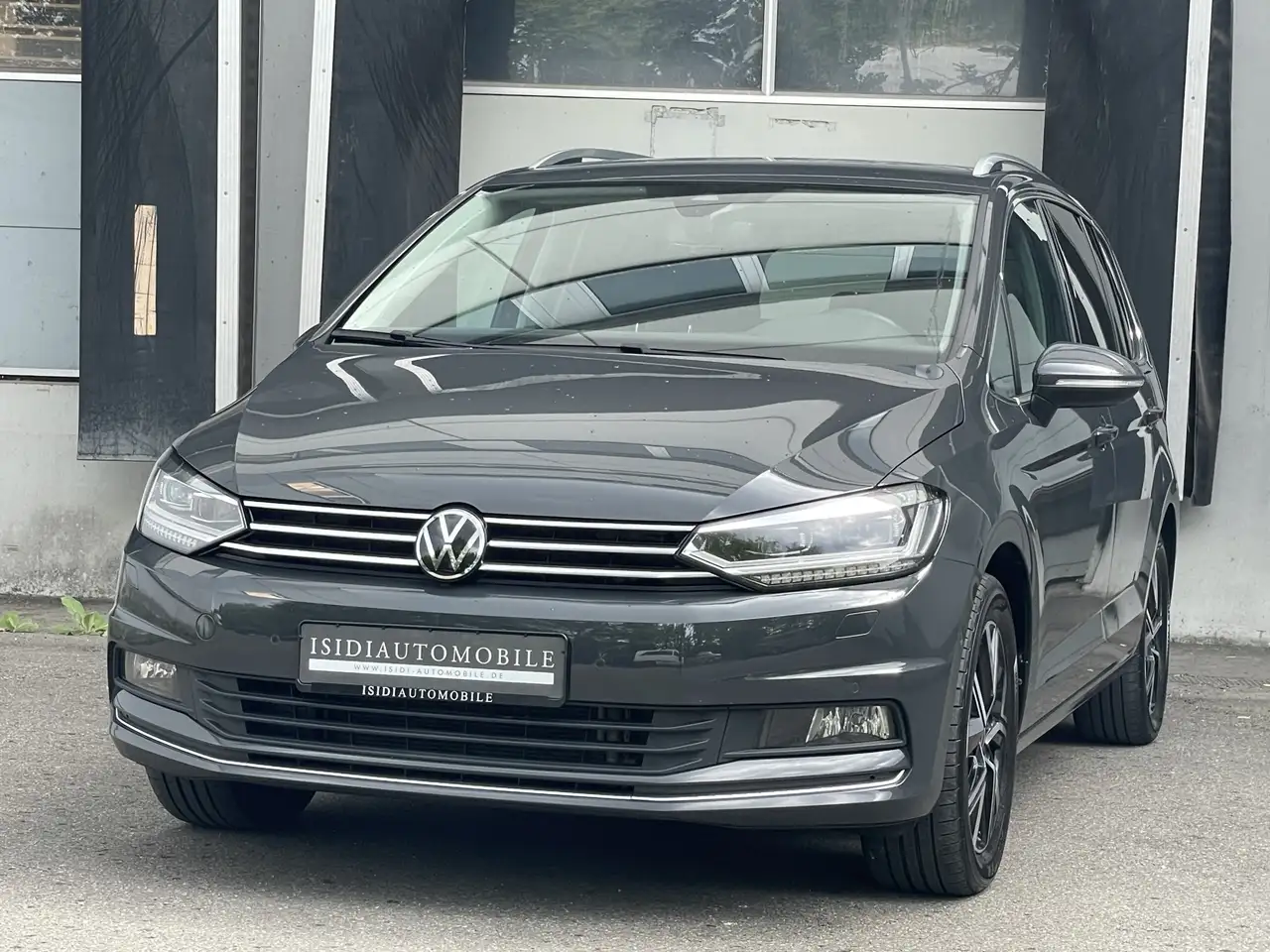 Volkswagen Touran Highline 7-Sit LED ACC Virtual Kamera AHK — photo 1 of 40