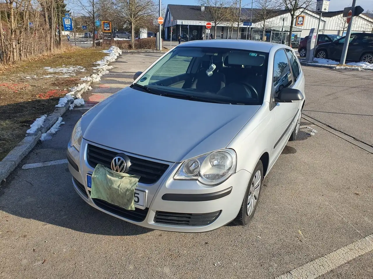 Volkswagen Polo 1.2 Tour — photo 1 of 11