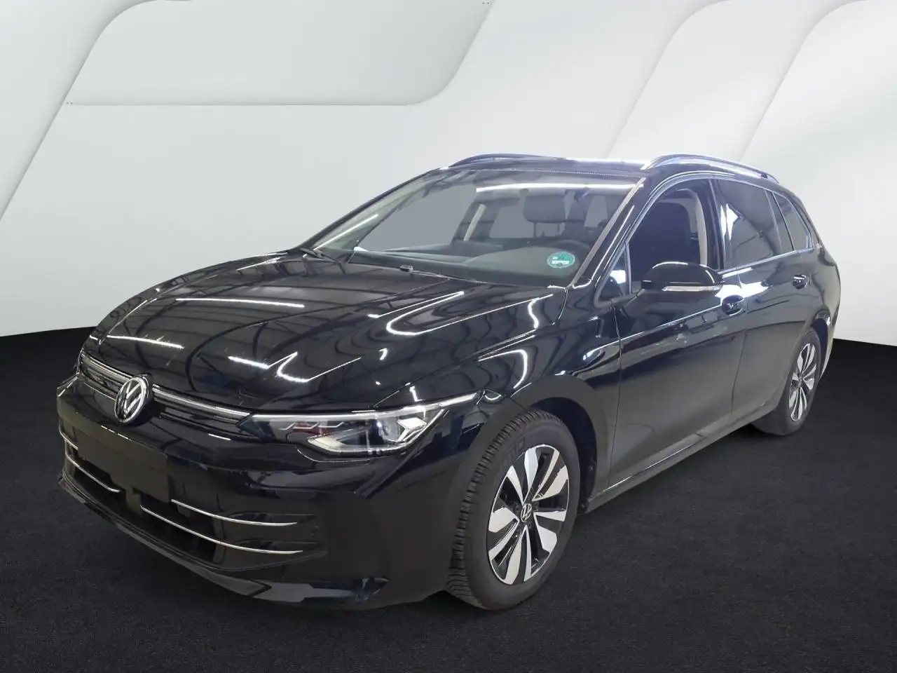 Volkswagen Golf VIII Variant 1.5 eTSI DSG LED NAV AHK SHZ KAMERA A — photo 1 of 5