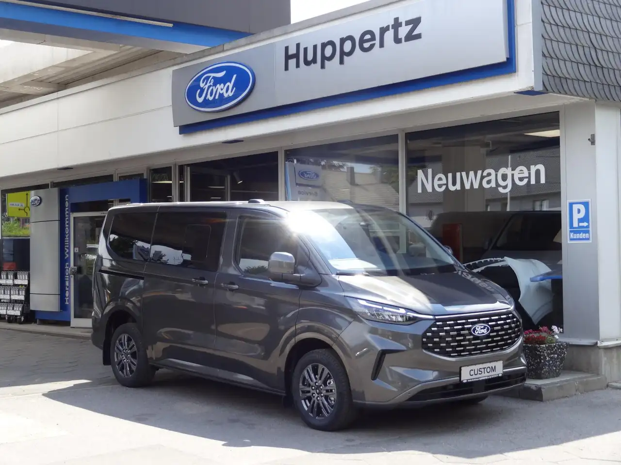 Ford Tourneo Custom L1 Titanium AUT AHK RFK SHZ LED — photo 1 of 30
