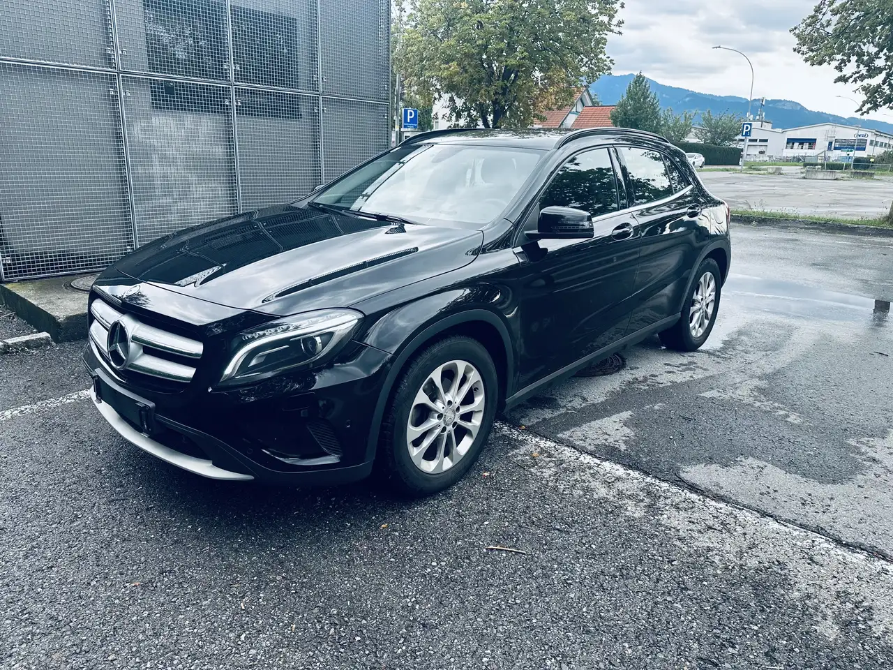 Mercedes-Benz GLA 180 Edition lifestyle AMG Optik 1. Besitz Black — photo 1 of 16