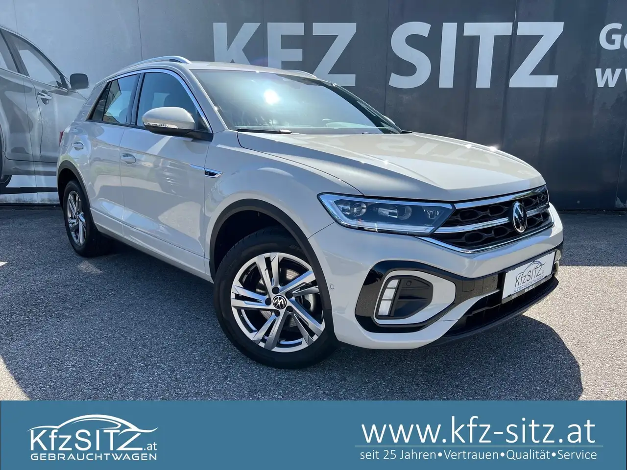 Volkswagen T-Roc 1,0 TSI R-Line — photo 1 of 40