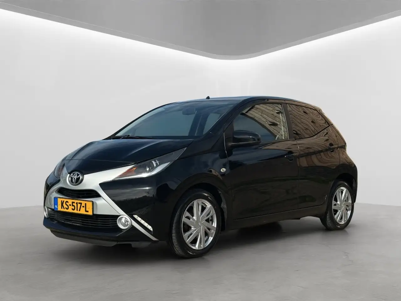 Toyota Aygo 1.0 VVT-i x-sport Dealer onderhouden NAP Camera — photo 1 of 26