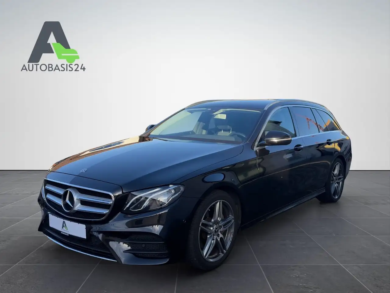 Mercedes-Benz E 220 d AMG Line *Ambiente*LED*AHK*KAMERA*NAVI — photo 1 of 20