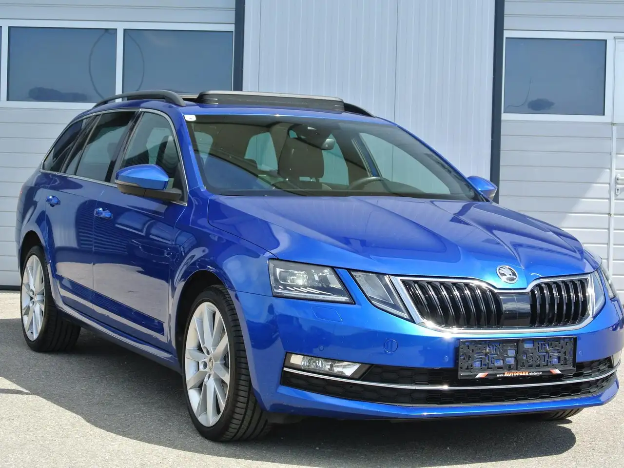 Skoda Octavia Kombi 2.0 TDI DSG Style * LEDER * PANO * LED * — photo 1 of 12