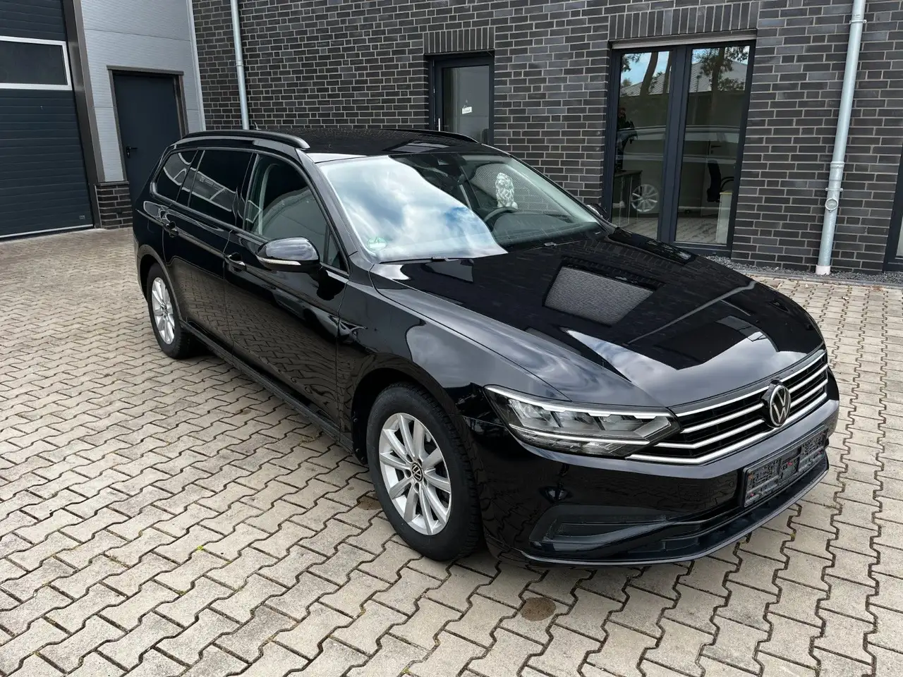 Volkswagen Passat Variant Passat 2.0 TDI Business/LED/1 Hand/MWST/153 TKM — photo 1 of 15