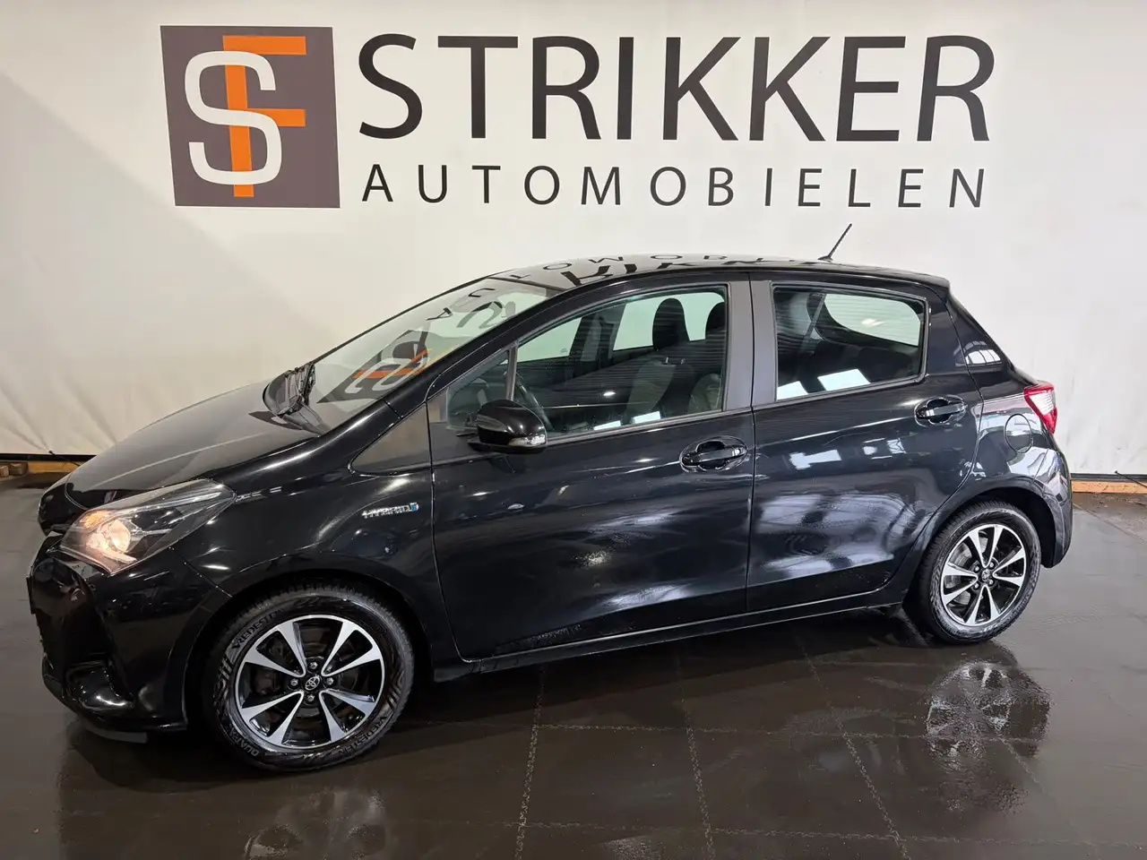 Toyota Yaris 1.5 Hybrid Active — photo 1 of 16