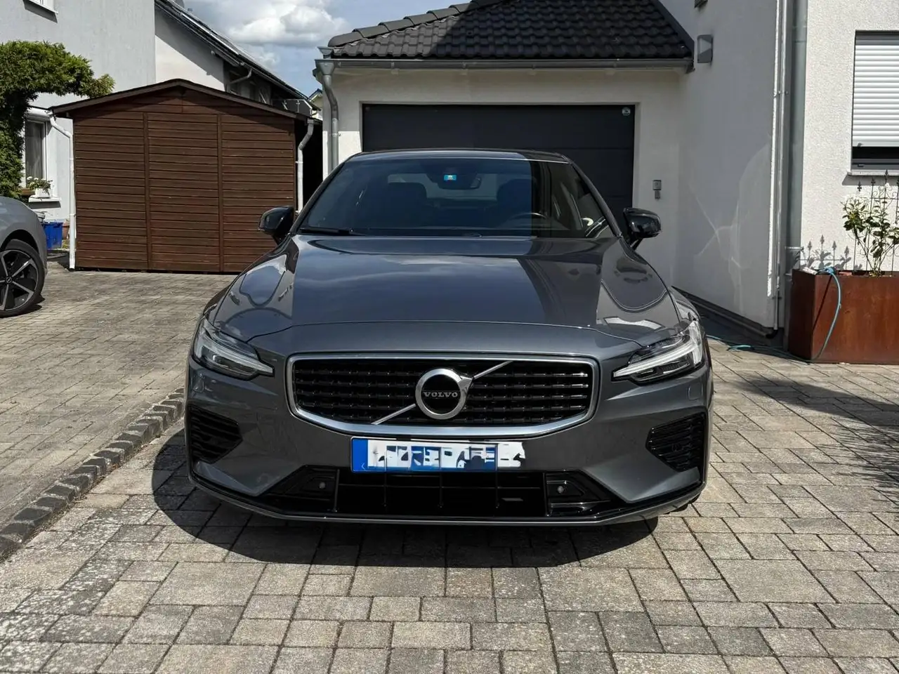 Volvo S60 S60 T8 Twin Engine AWD Geartronic RDesign — photo 1 of 9