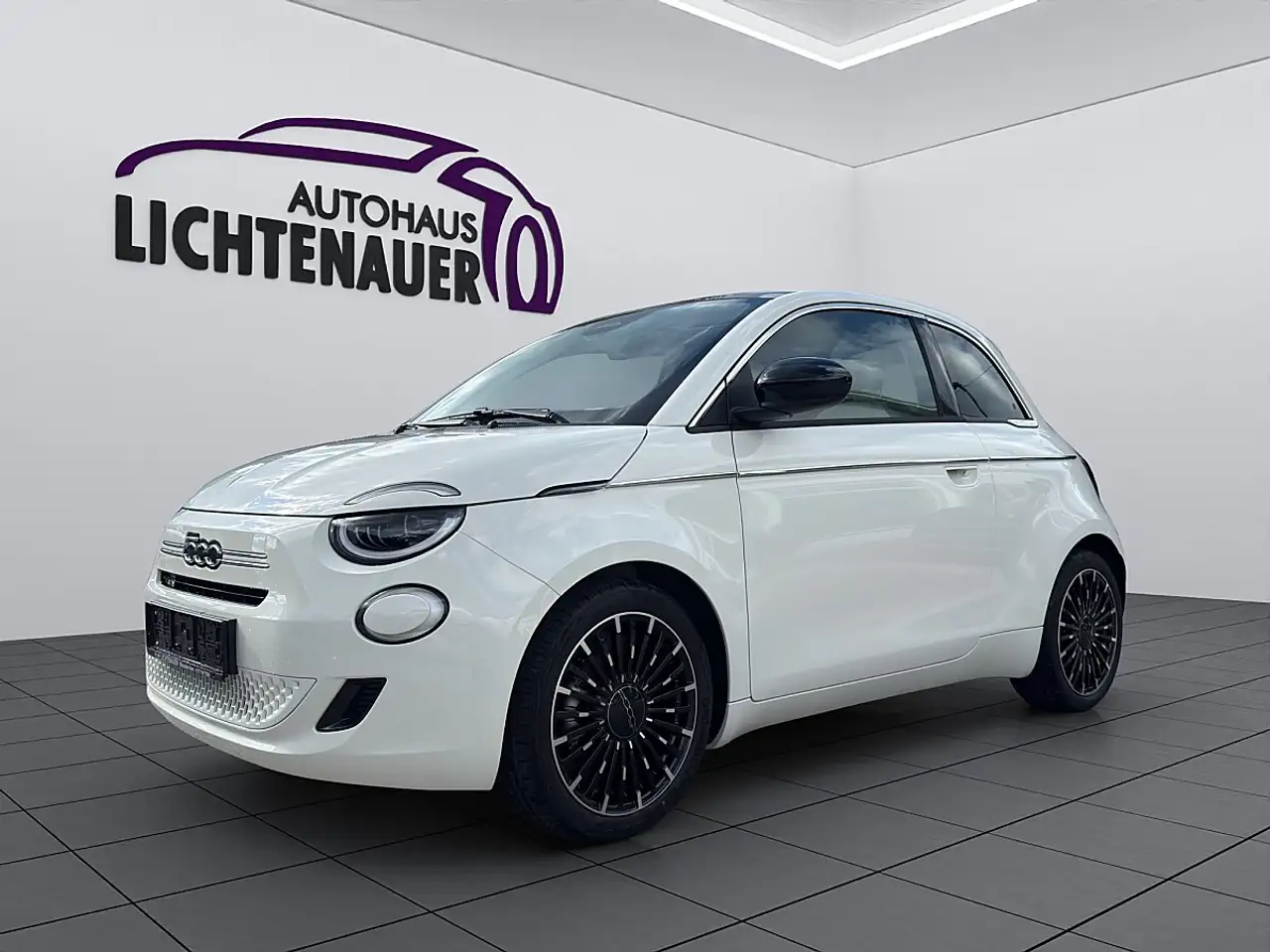 Fiat 500 Hatchback Hybrid La Prima — photo 1 of 14