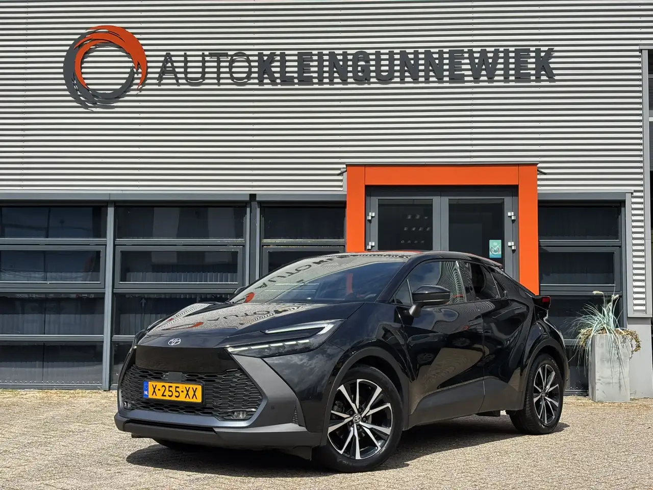 Toyota C-HR 1.8 Hybrid 140 First Edition / NL Auto / Navi / Ca — photo 1 of 15