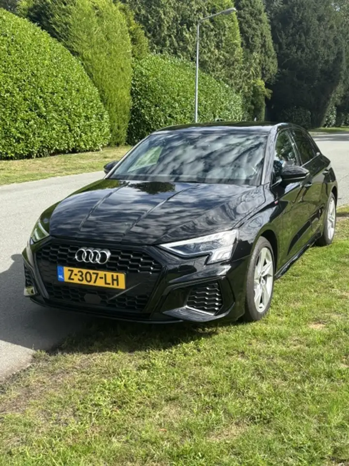 Audi A3 A3 35TFSI S edition — photo 1 of 31