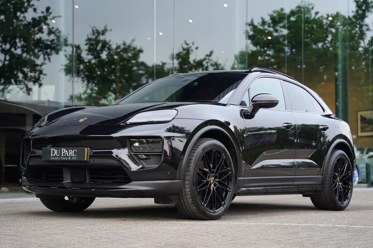 Porsche Macan 4 100 kWh / NL-Auto / Luchtvering / Bose / 22 Inch — photo 1 of 31