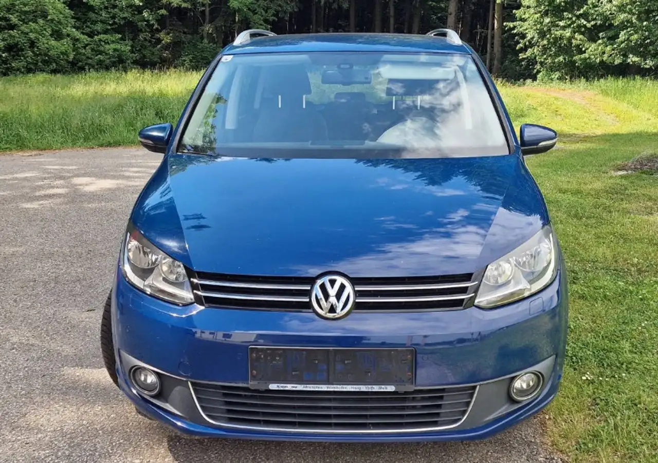 Volkswagen Touran Highline 2,0 TDI DPF — photo 1 of 9