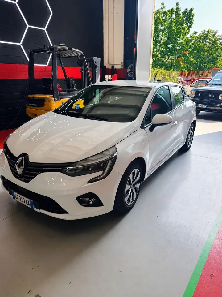 Renault Clio 1.6 E-Tech hybrid Zen 140cv auto — photo 1 of 4