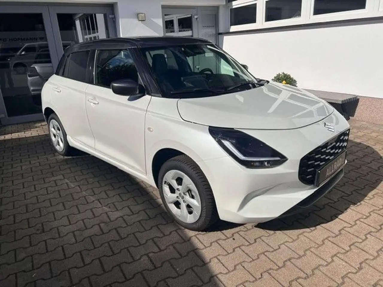 Suzuki Swift 1.2 Dualjet ALLGRIP 61 kW Comfort — photo 1 of 15