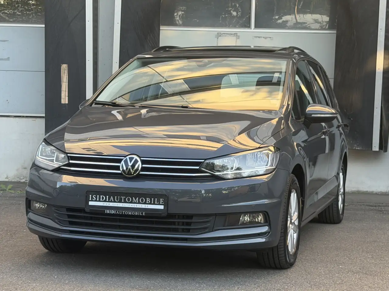 Volkswagen Touran Comfortline 7-Sitzer Standheizung Massage — photo 1 of 39