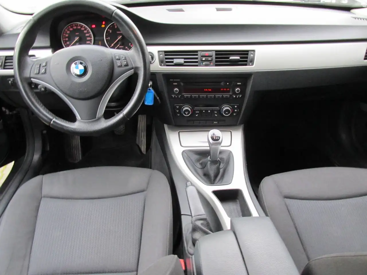 2011 BMW 318 318 i Touring*EURO 5*TÜV/AU NEU 07/2028*ALUFELGEN*KLIMA*SHZ*NEU STEUERKETTE SATZ*VIEL NEUE TEILE !!!, photograph 10