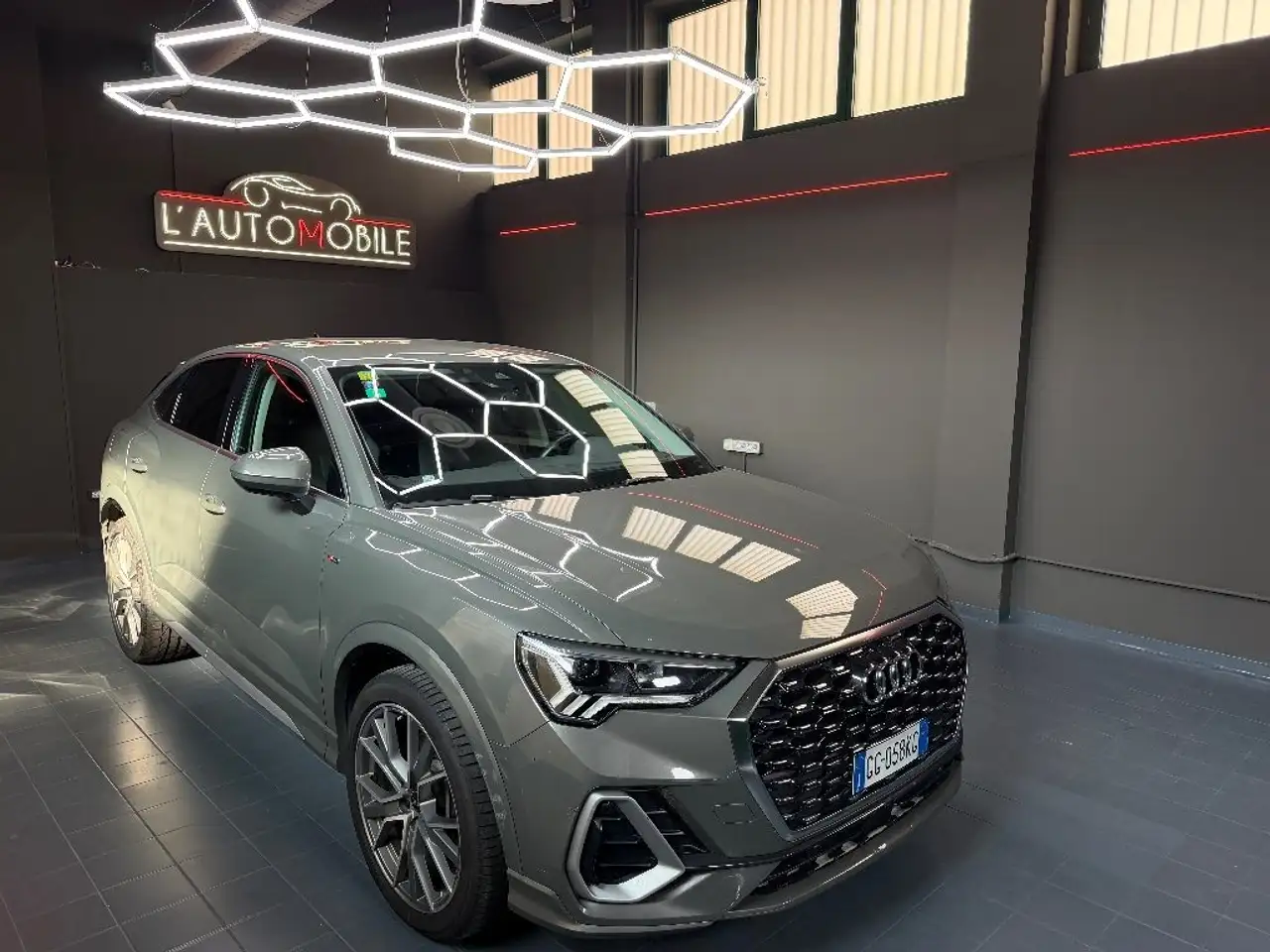 Audi Q3 SPB 35 TFSI S tronic S line edition — photo 1 of 10