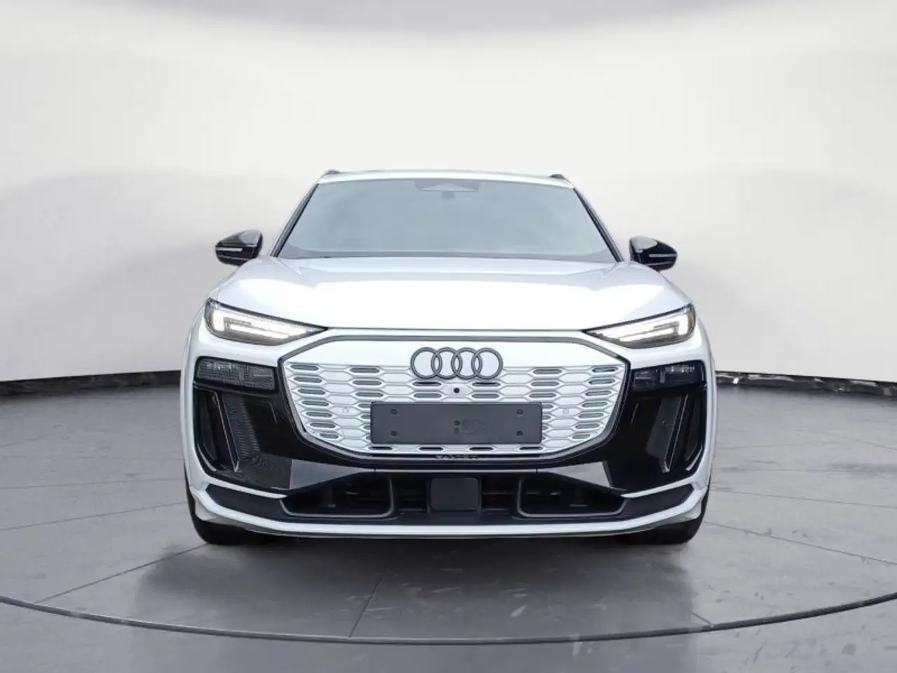 Audi SQ6 e-tron quattro 360 kW — photo 1 of 11