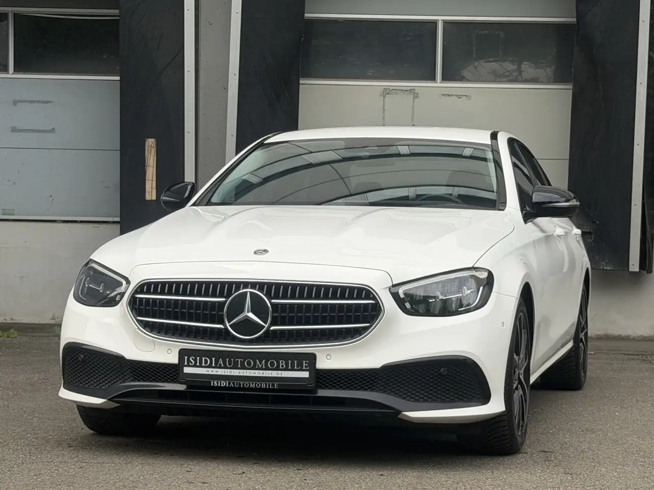 Mercedes-Benz E 220 D Avantgarde Night LED ACC MBUX Rü-Kamera — photo 1 of 40
