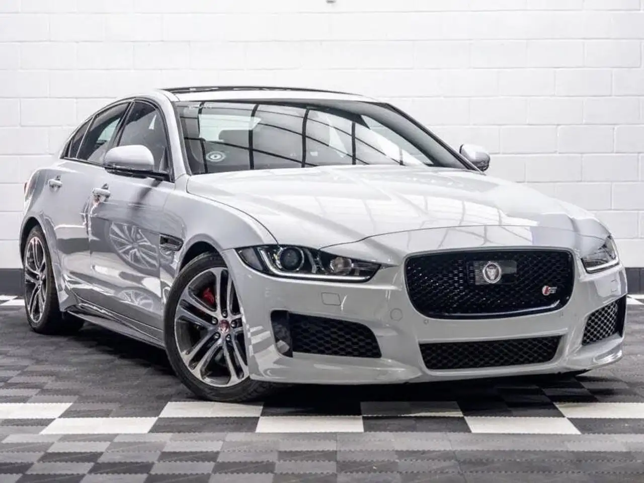Jaguar XE XE 3.0 S Aut. 380 S — photo 1 of 19