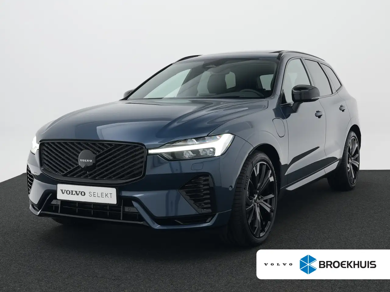 Volvo XC60 T6 Recharge AWD Ultra Black Edition | Luchtvering — photo 1 of 40