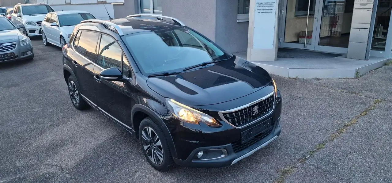 Peugeot 2008 1.2L Allure PureTech*Automatik'Panoramadach — photo 1 of 19