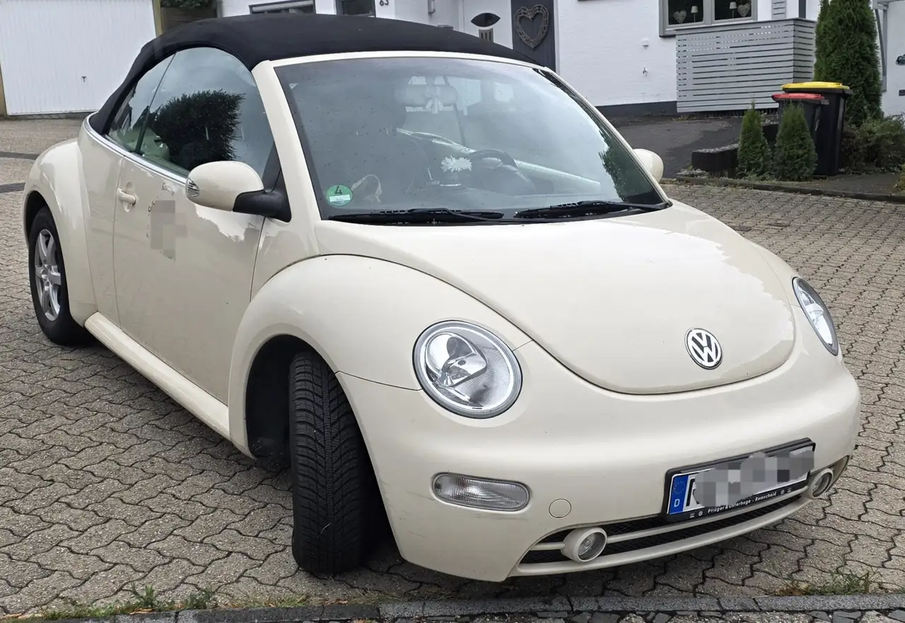 Volkswagen New Beetle Cabriolet 2.0 — photo 1 of 10