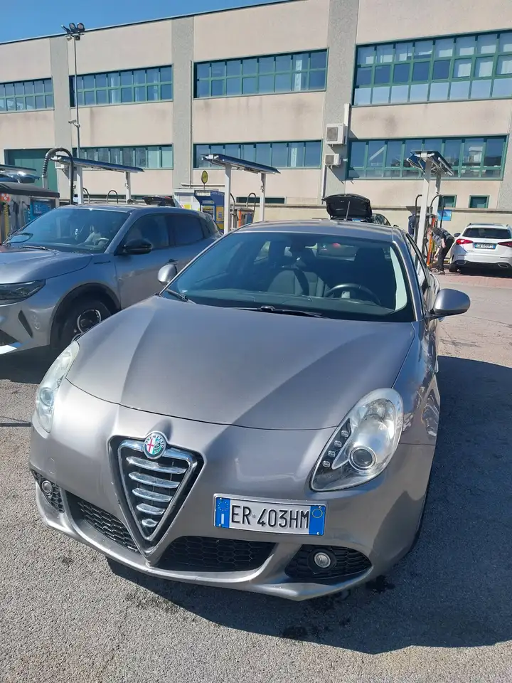 Alfa Romeo Giulietta Giulietta III 2010 1.4 t. Distinctive Gpl 120cv — photo 1 of 10