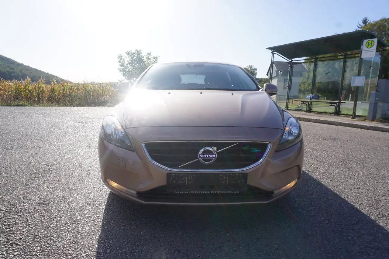 Volvo V40 Momentum D2 — photo 1 of 24