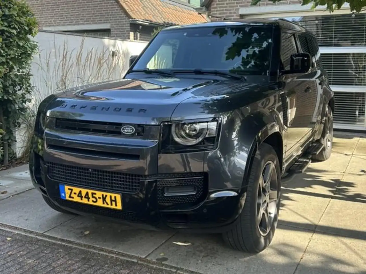 Land Rover Defender Defender 2.0 P400e 110X SE — photo 1 of 11