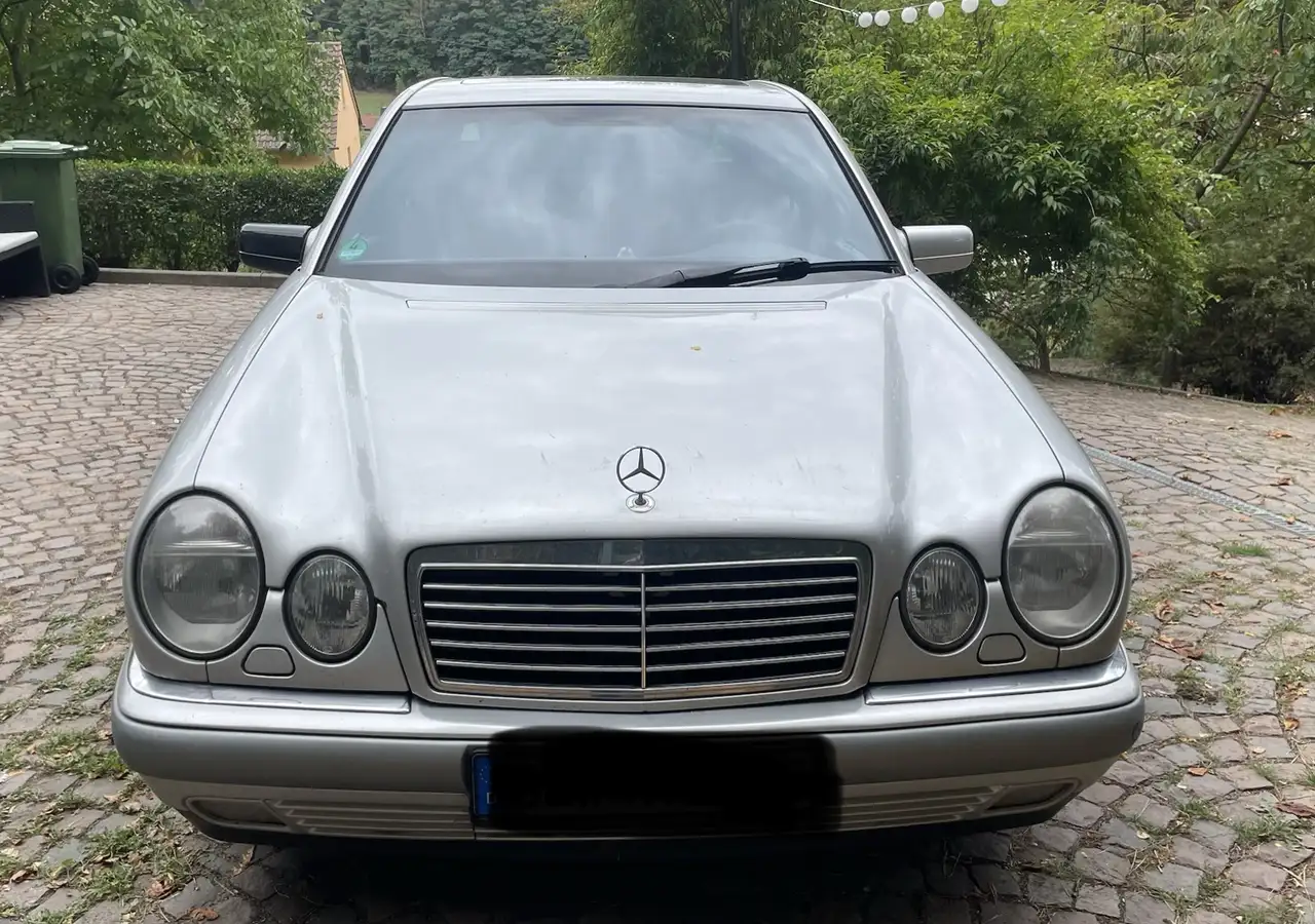 Mercedes-Benz E 230 Avantgarde — photo 1 of 10
