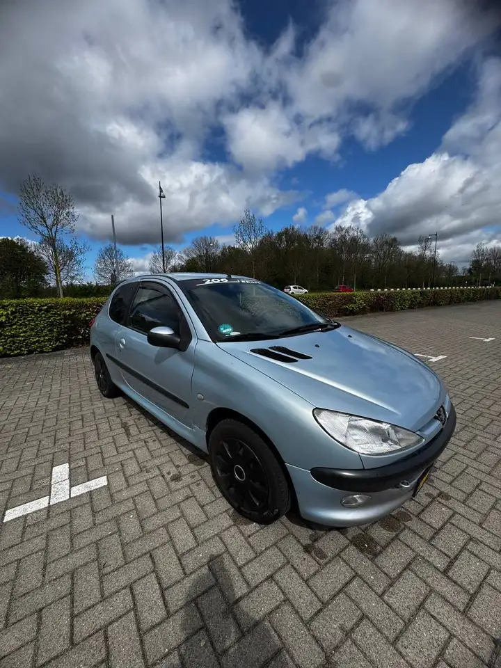 Peugeot 206 75 Automatik Premium — photo 1 of 8