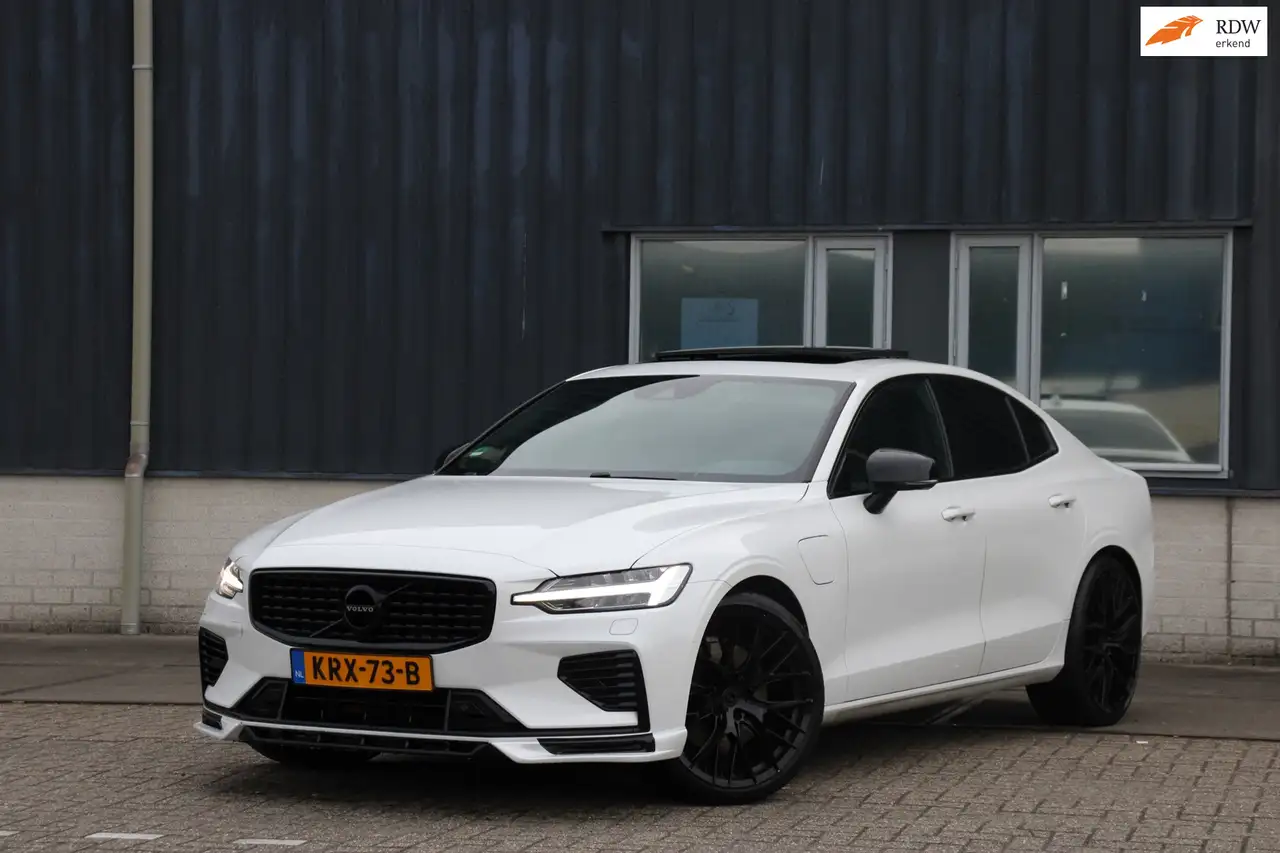 Volvo S60 2.0 T8 AWD R-Design Pano Memory Harman&Kardon BTW — photo 1 of 33