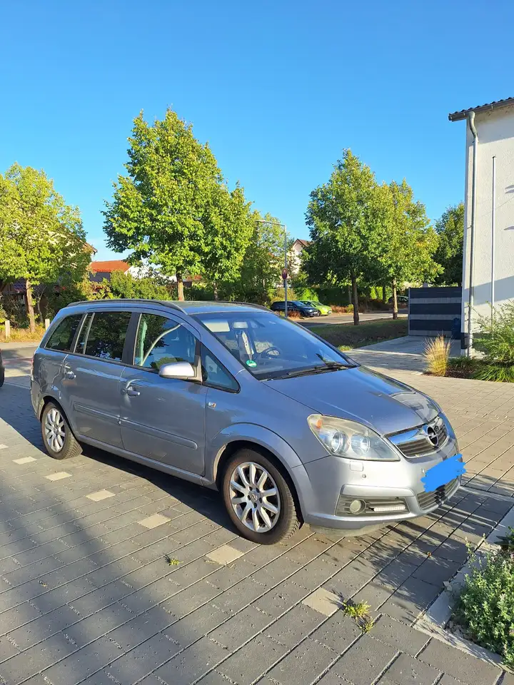 Opel Zafira 2.2 Automatik — photo 1 of 17