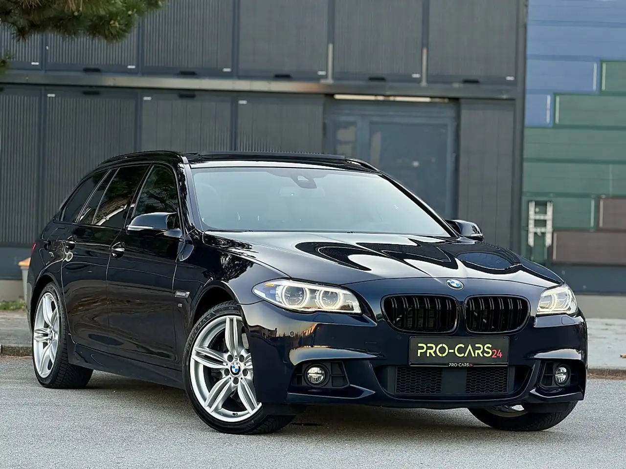 BMW 525 d xDrive // M-PAKET // PANORAMA // HARMAN&KARDON — photo 1 of 40