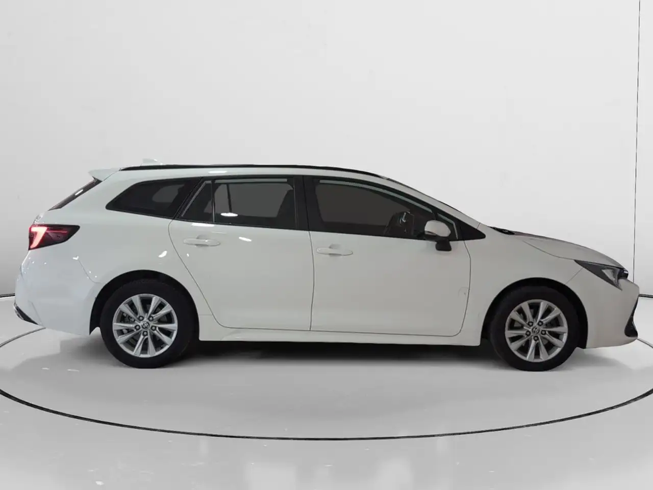 2023 Toyota Corolla Touring Sports 140H Active Plus, photograph 2
