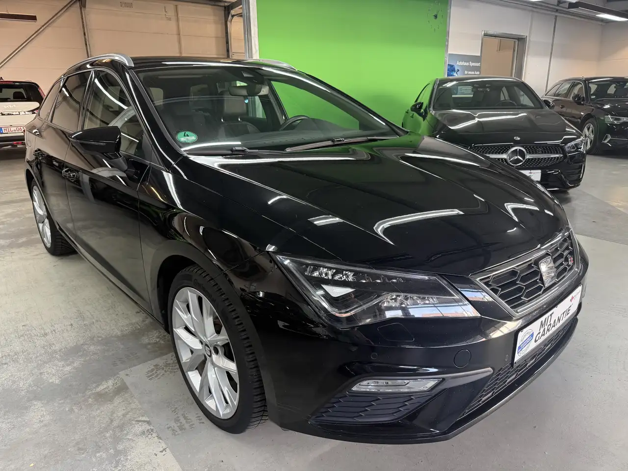 SEAT Leon FR Black Matt Edition — photo 1 of 16