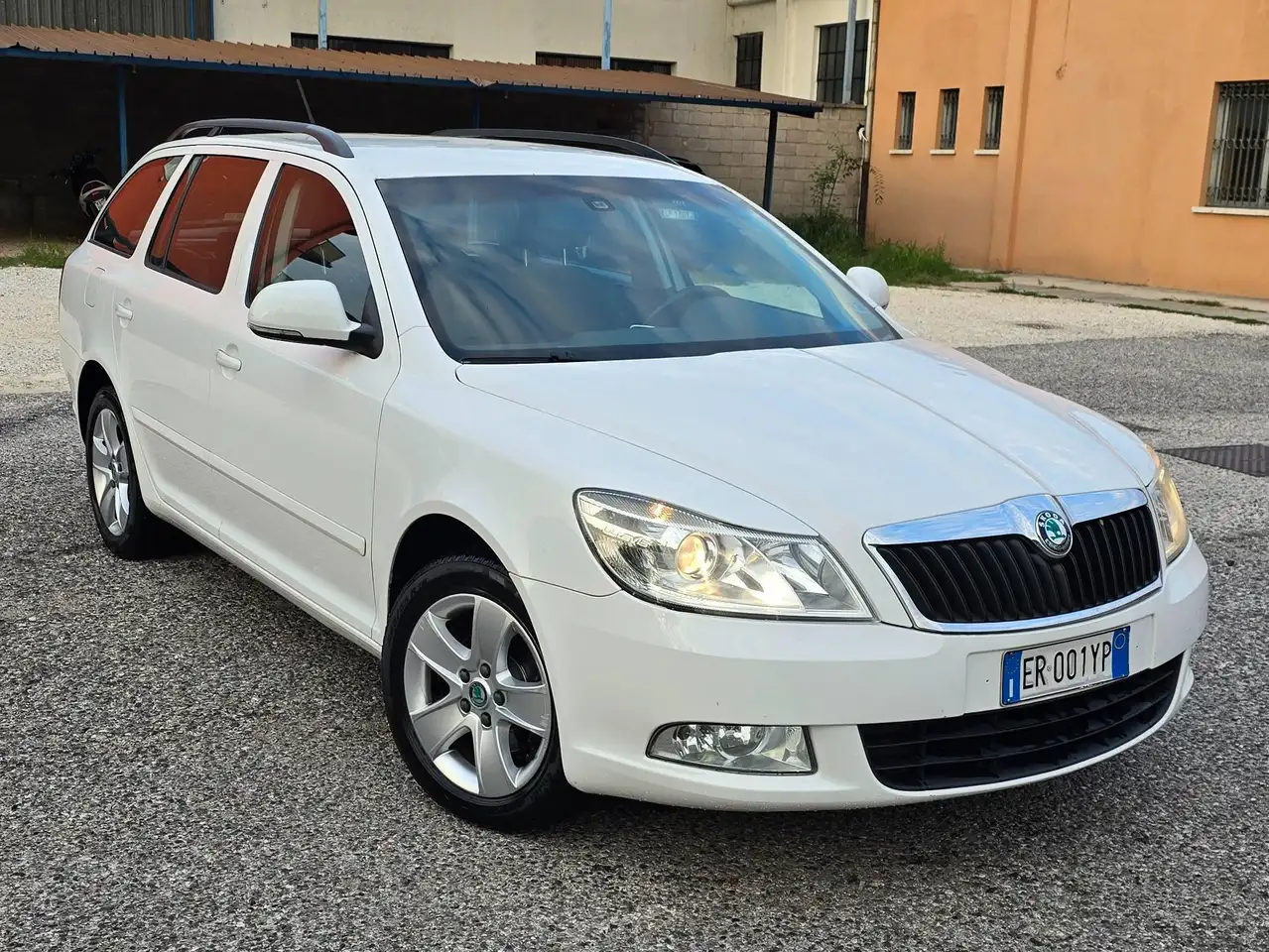 Skoda Octavia Octavia II 2009 Wagon Wagon 1.6 tdi cr Elegance dsg — photo 1 of 15