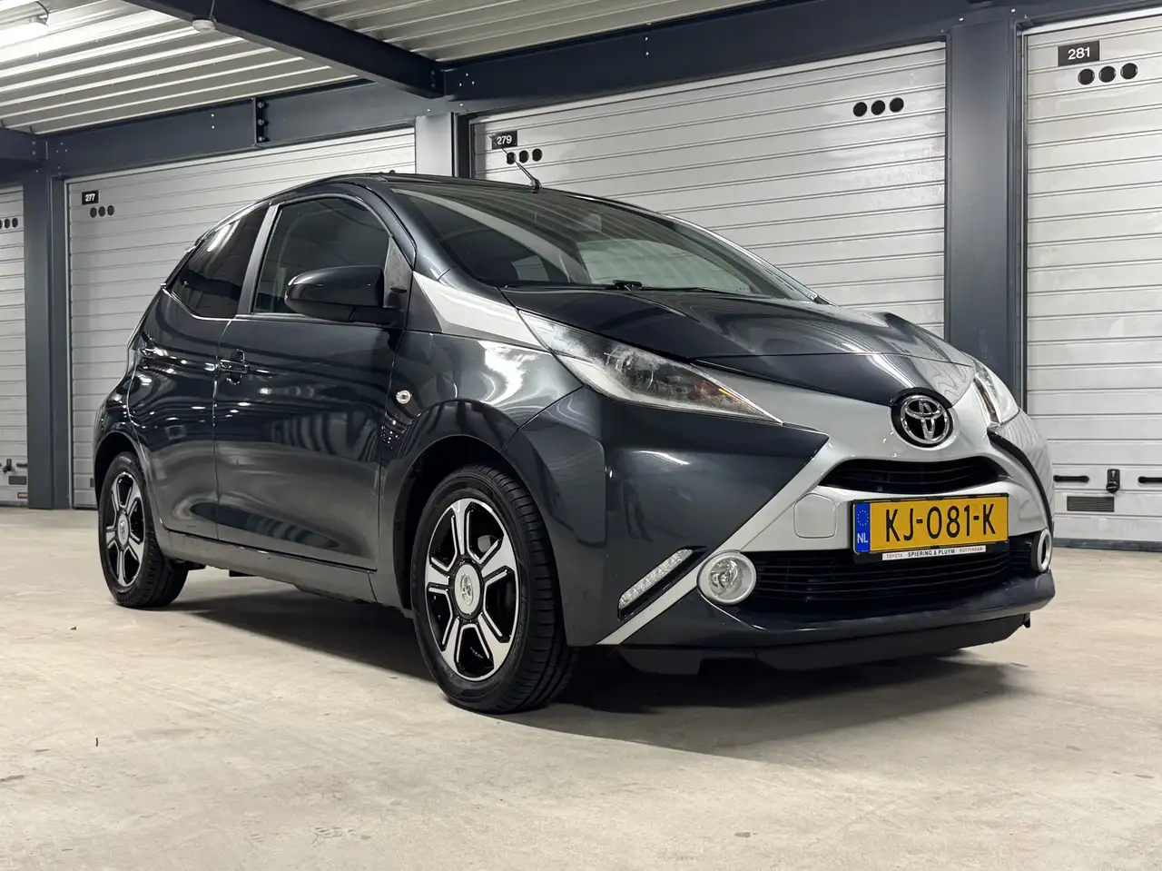 Toyota Aygo 1.0 VVT-i x-clusiv — photo 1 of 20