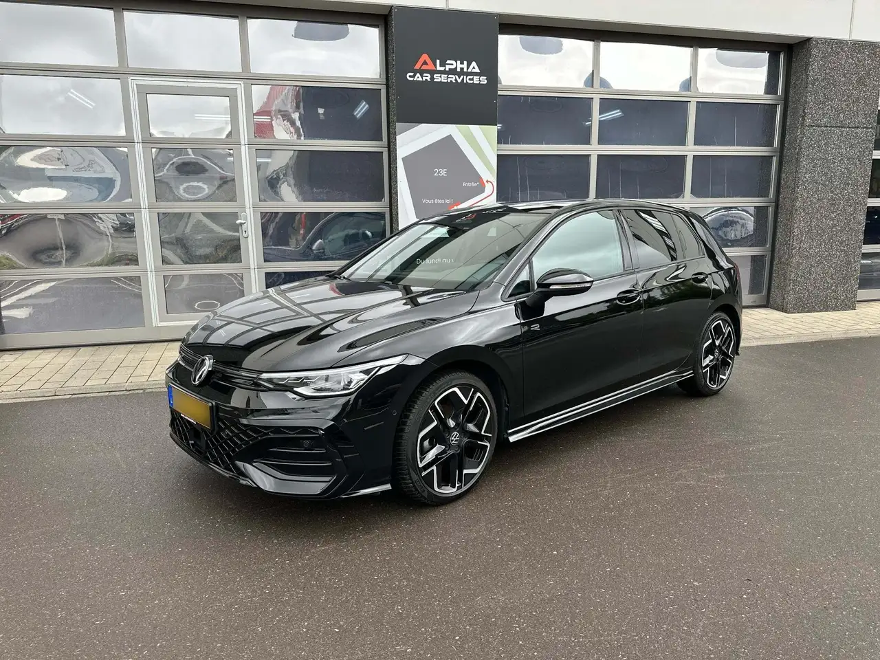 Volkswagen Golf Golf 1.5 eTSI OPF DSG R-Line — photo 1 of 13