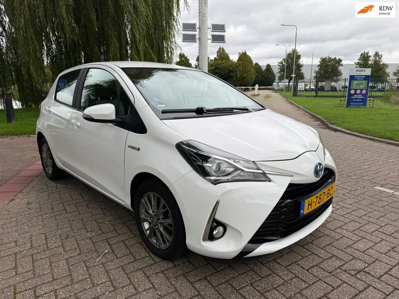 Toyota Yaris 1.5 Hybrid Active — photo 1 of 19
