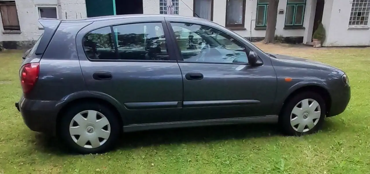 Nissan Almera Almera Fließheck 5-Türer 1.5 visia — photo 1 of 11
