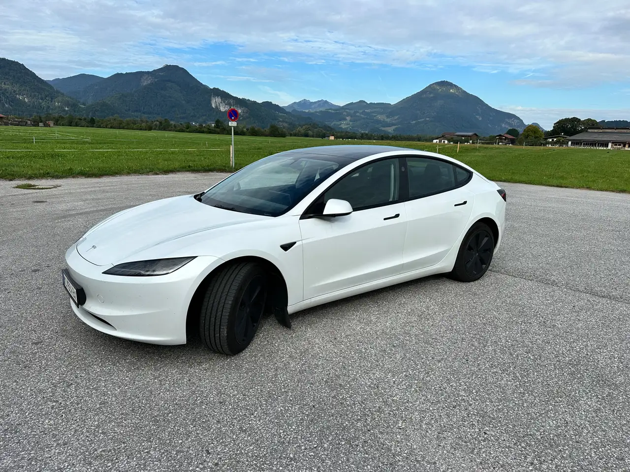 Tesla Model 3 Model 3 Premium RWD 65kWh LFP — photo 1 of 7