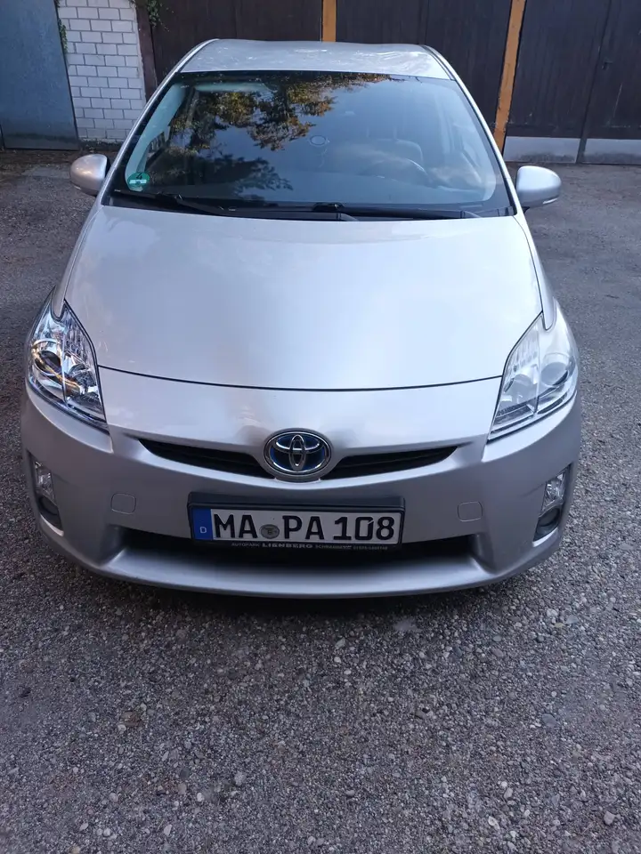Toyota Prius Prius (Hybrid) — photo 1 of 6