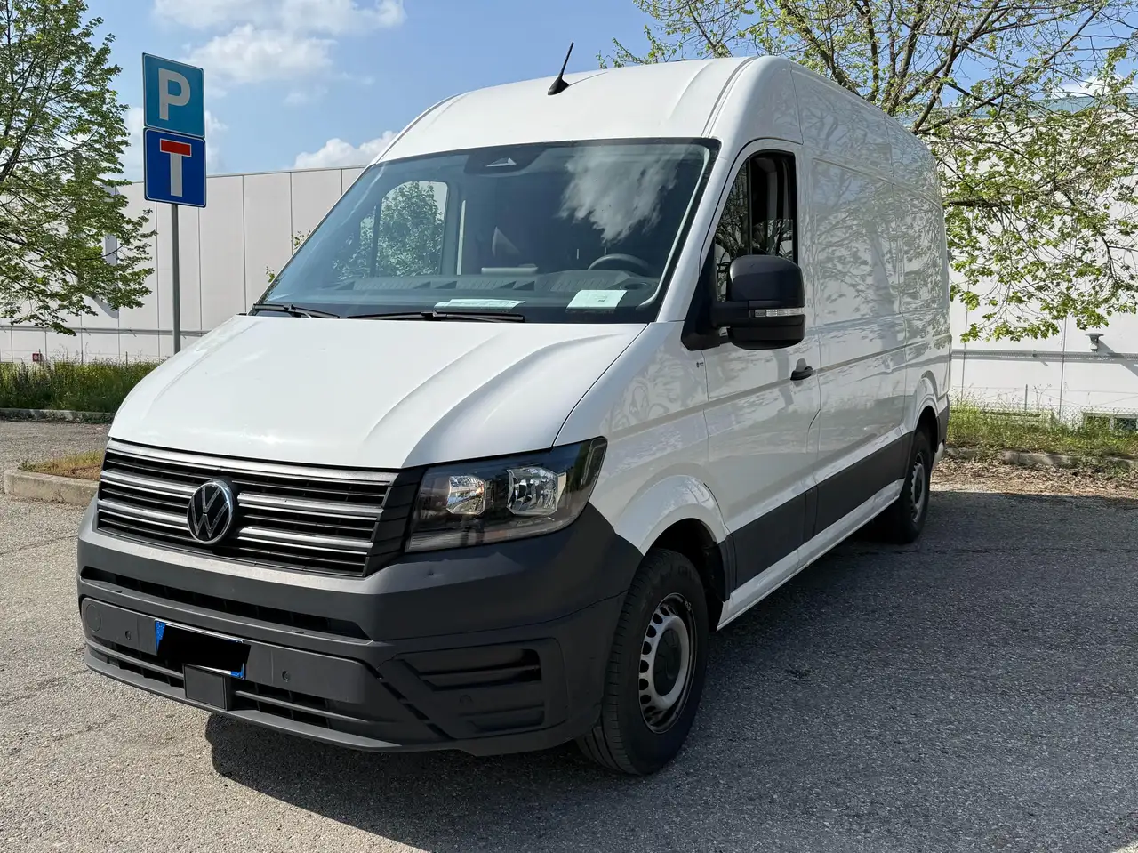 Volkswagen Crafter L3 H3 — photo 1 of 12