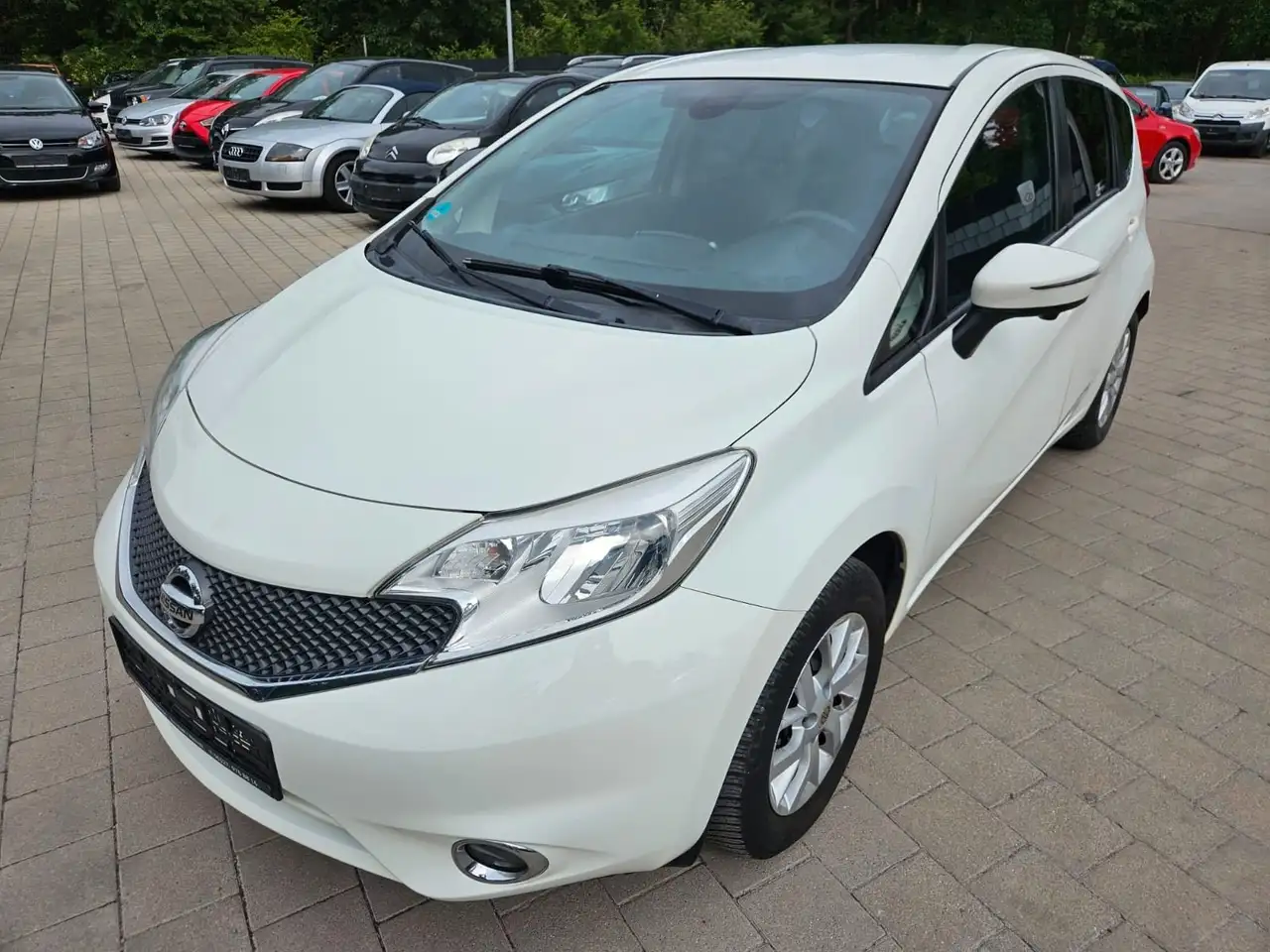 Nissan Note Acenta — photo 1 of 15